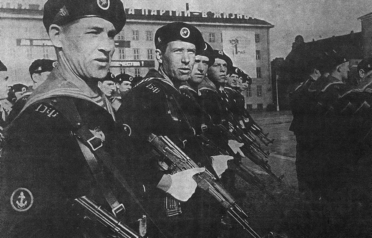 Soviet Troops armed with Kalashnikov rifles (Maxim Popenker photo)