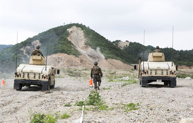 ROK US Marines live-fire training