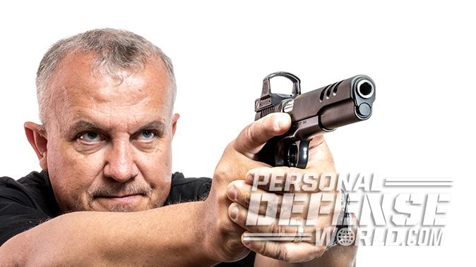 Kimber Super Jägare pistol aiming