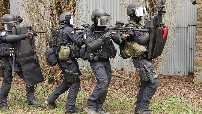 B.E. Meyers Mawl-DA French GIGN training