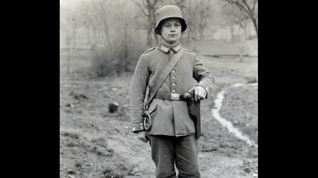 mauser, mauser c96, mauser c96 pistol, mauser c96 broomhandle, broomhandle pistol, mauser c96 pistol german soldier