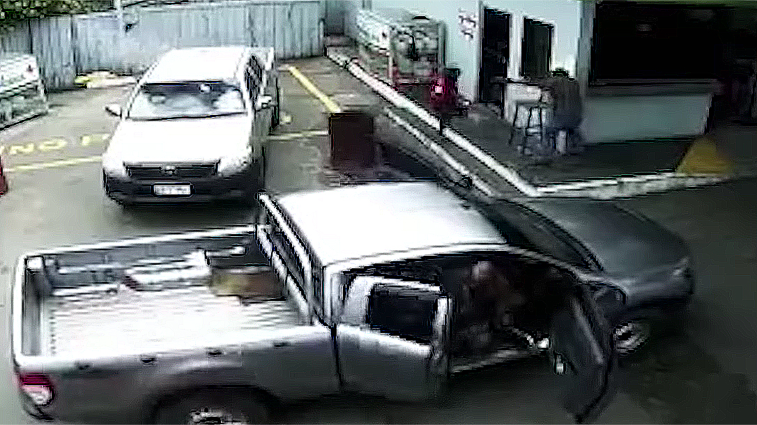 New Guinea Man Fights Off Attackers