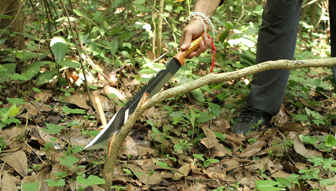 E-Nep and E-Toh knives, Thailand’s iconic chopping blades, displayed in a bustling Ayutthaya market.