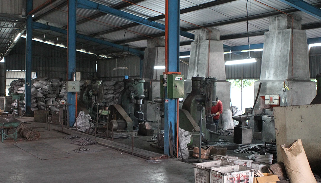 E-Nep and E-Toh knives, Thailand’s iconic chopping blades, displayed in a bustling Ayutthaya market.