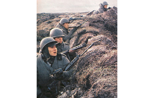 Argentine soldiers fighting with the FN FAL in the Falklands.