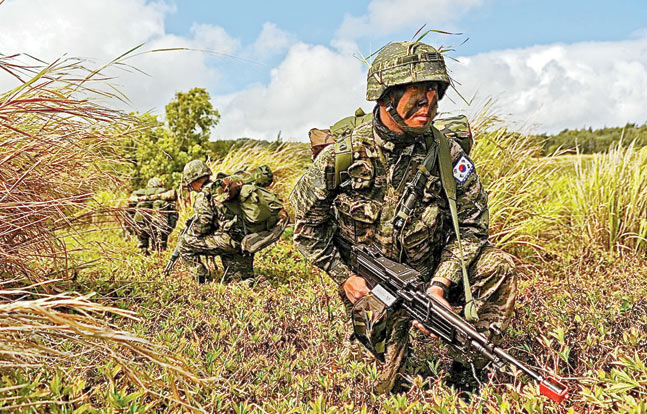 ROK Marines training in Hawaii alongside U.S. Marines. The ROK Marine is armed with the Daewoo K3 squad automatic weapon.