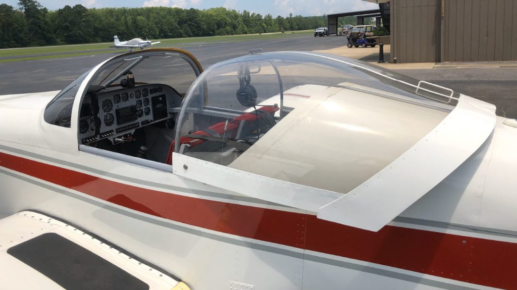 The sliding canopy allows you to keep the lid opening while taxiing in the heat. It also looks just super cool to putter about the airfield with your elbow hanging out.